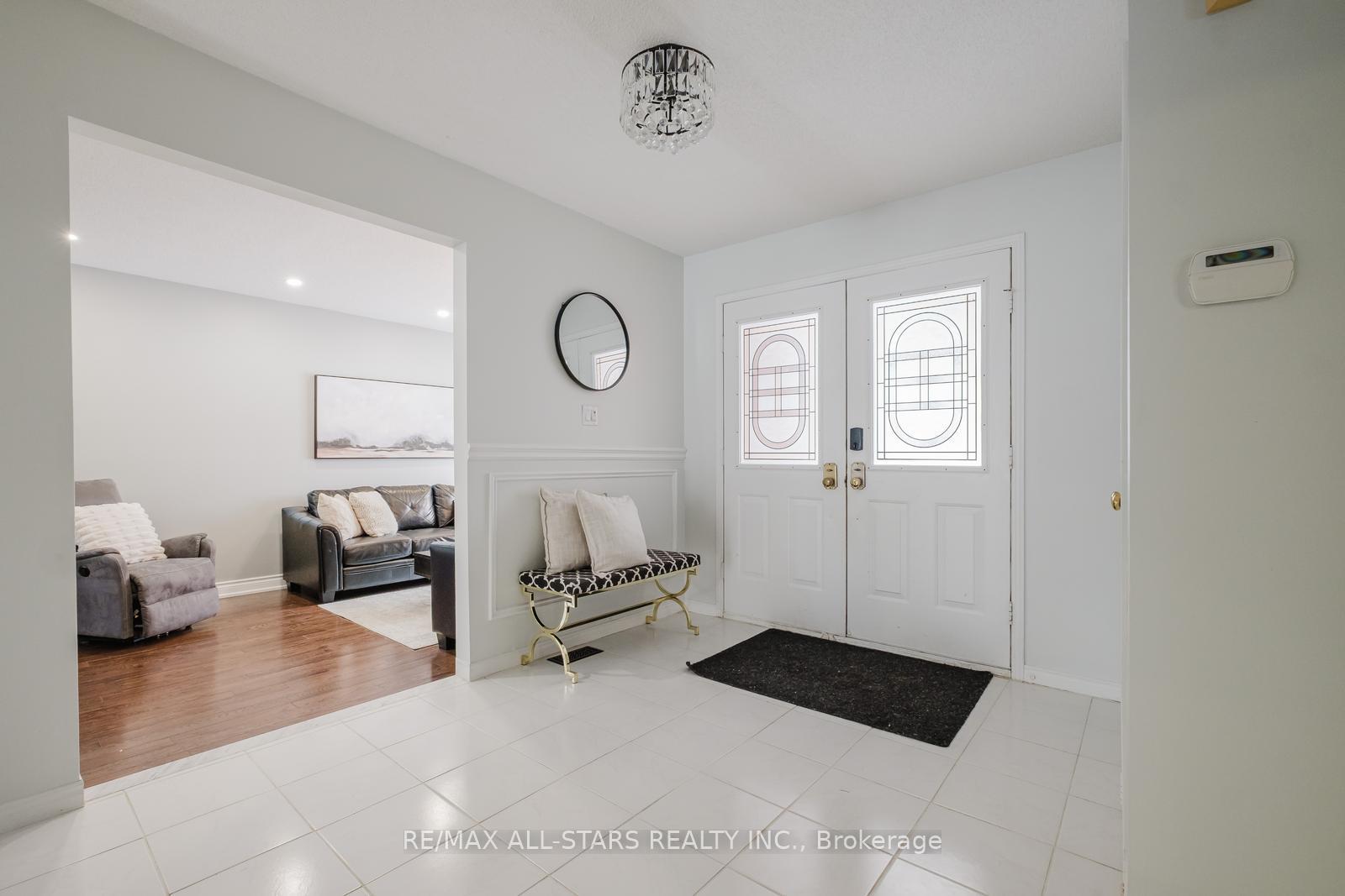 Photo 5 of 10 Heathmore Court, Markham, Unionville — HOMEH