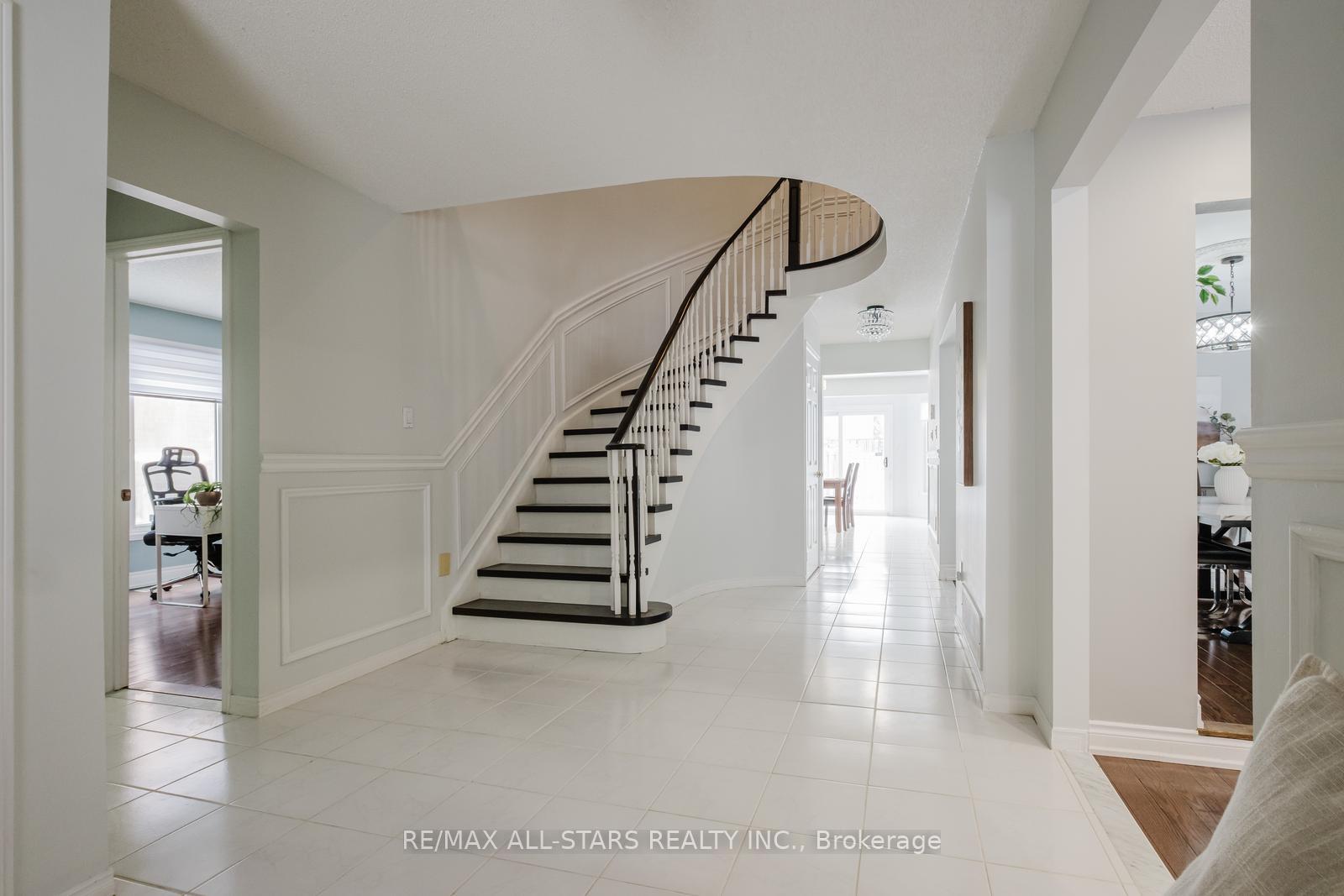 Photo 6 of 10 Heathmore Court, Markham, Unionville — HOMEH