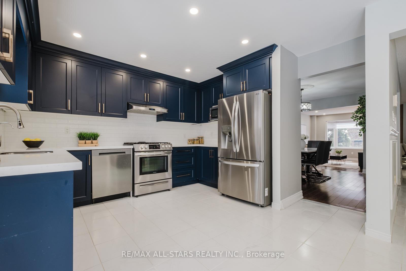 Photo 11 of 10 Heathmore Court, Markham, Unionville — HOMEH