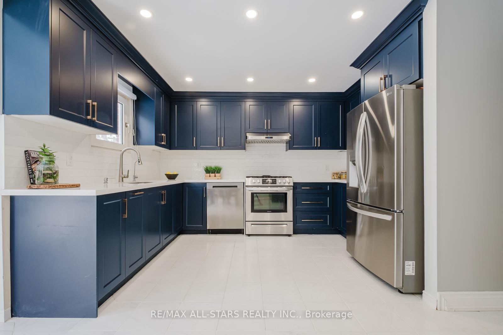 Photo 12 of 10 Heathmore Court, Markham, Unionville — HOMEH
