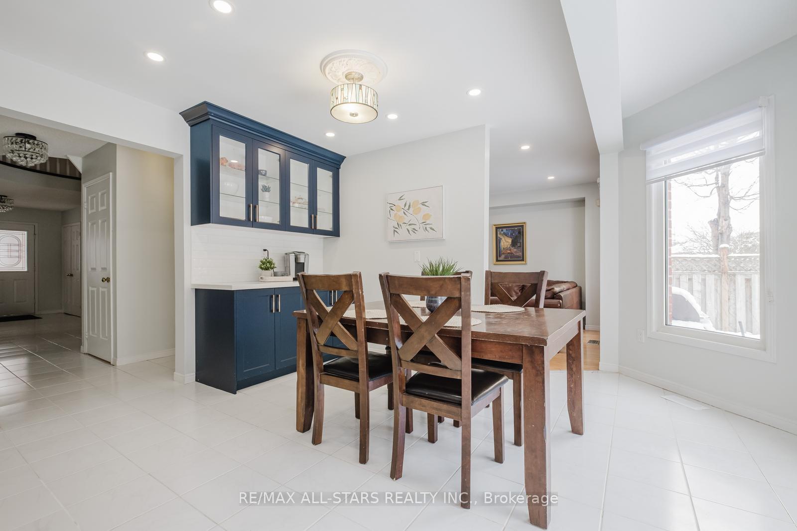 Photo 14 of 10 Heathmore Court, Markham, Unionville — HOMEH
