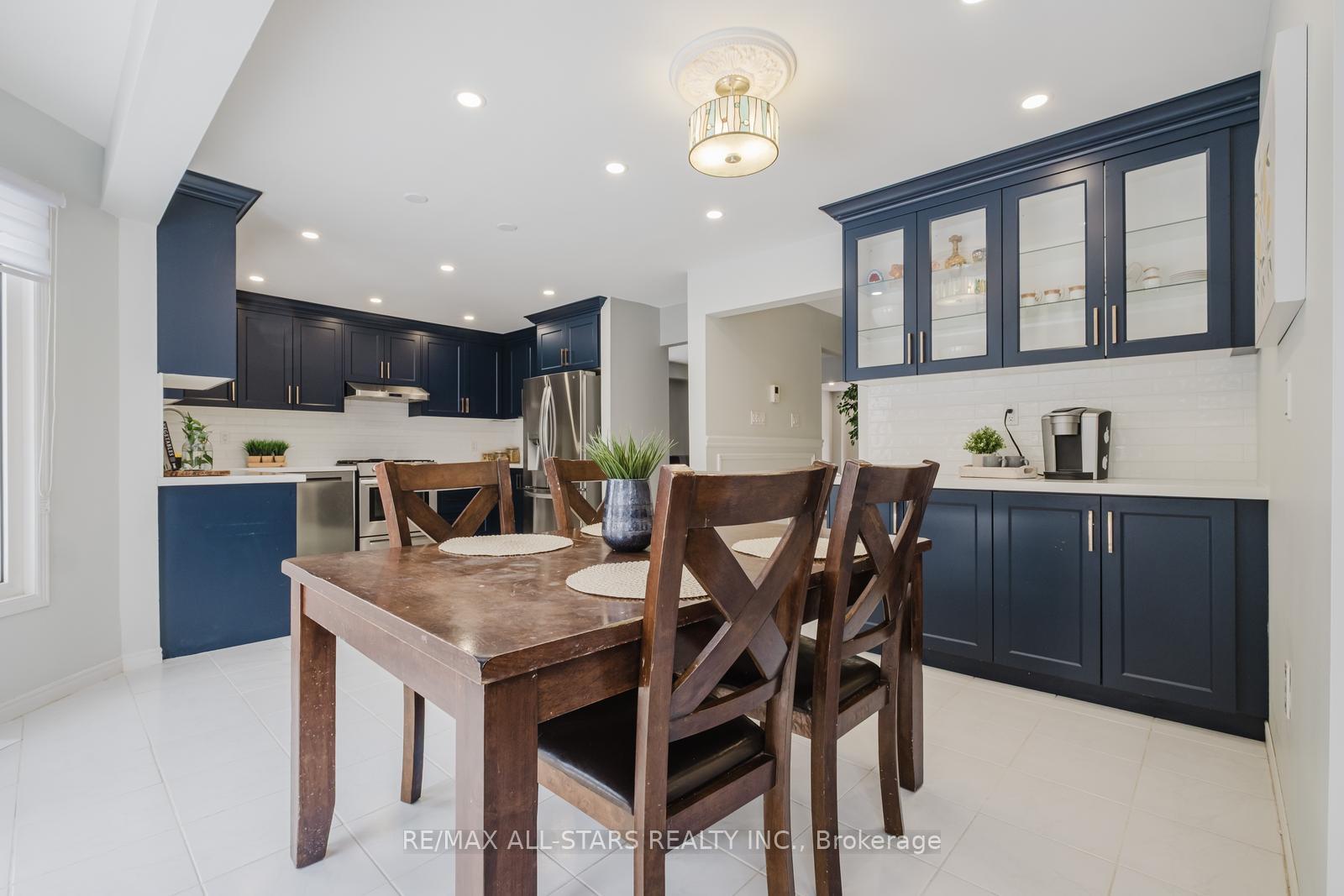 Photo 15 of 10 Heathmore Court, Markham, Unionville — HOMEH