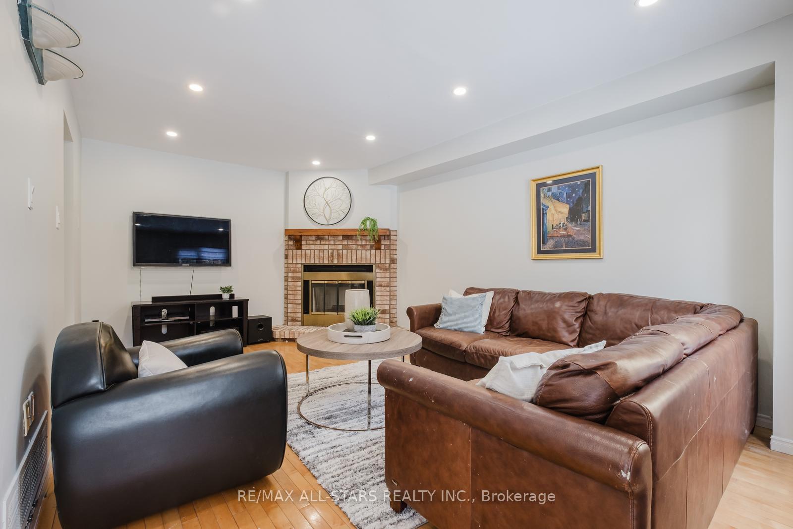 Photo 16 of 10 Heathmore Court, Markham, Unionville — HOMEH