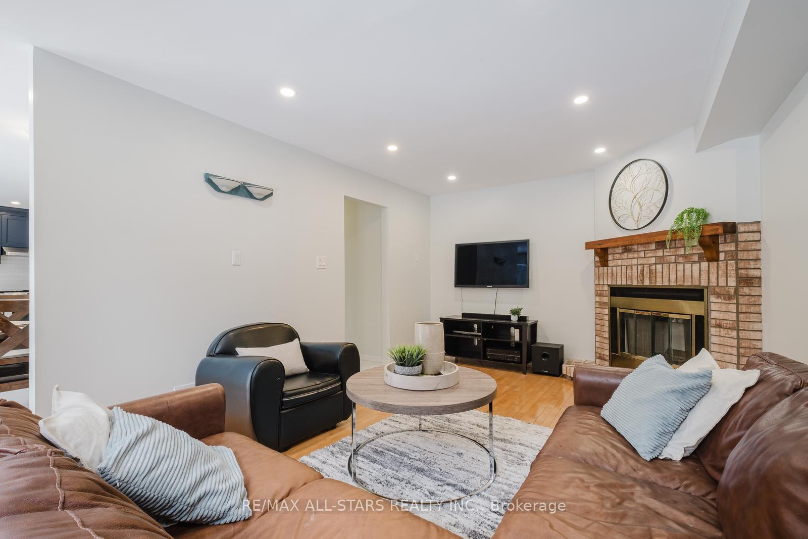Photo 17 of 10 Heathmore Court, Markham, Unionville — HOMEH