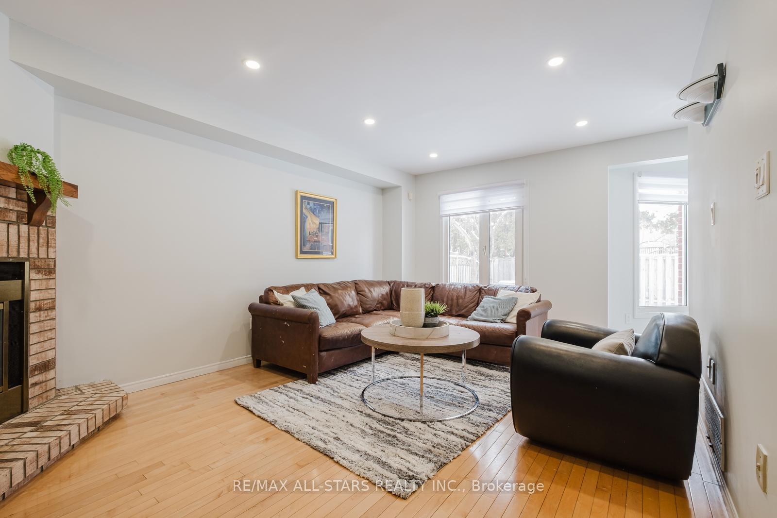 Photo 18 of 10 Heathmore Court, Markham, Unionville — HOMEH