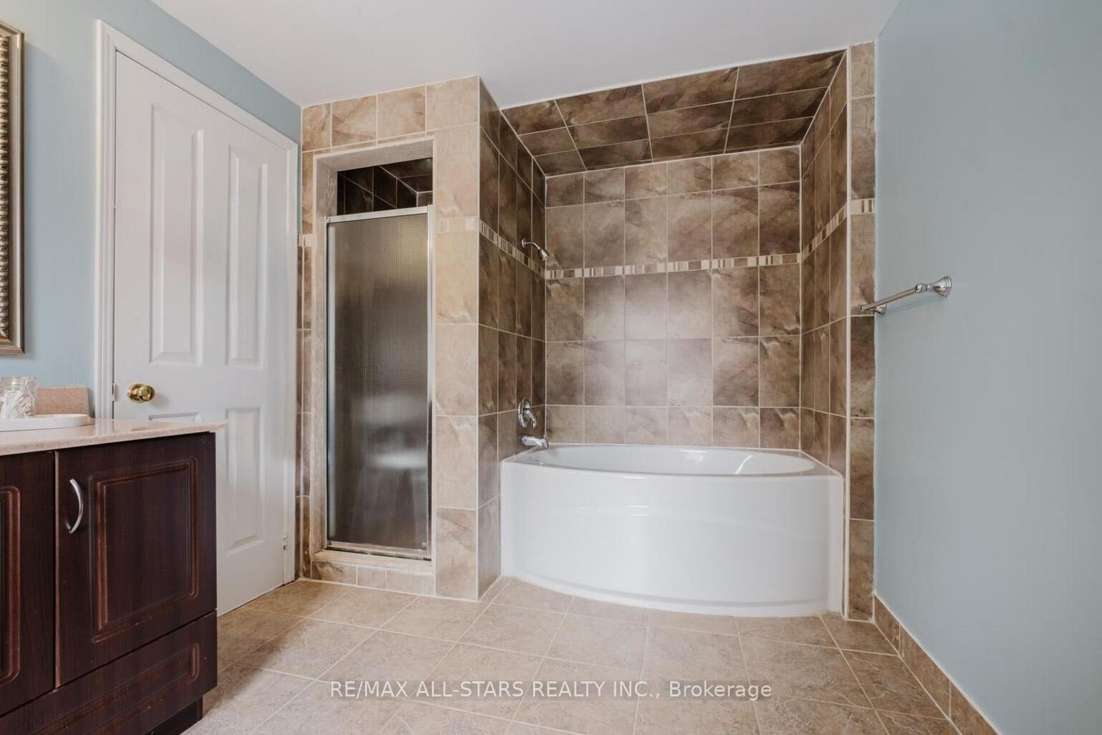Photo 26 of 10 Heathmore Court, Markham, Unionville — HOMEH