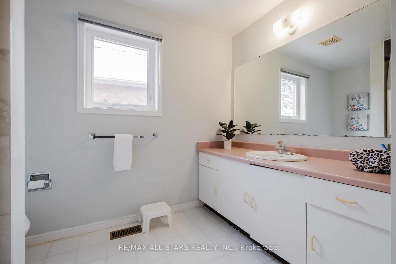 Photo 34 of 10 Heathmore Court, Markham, Unionville — HOMEH