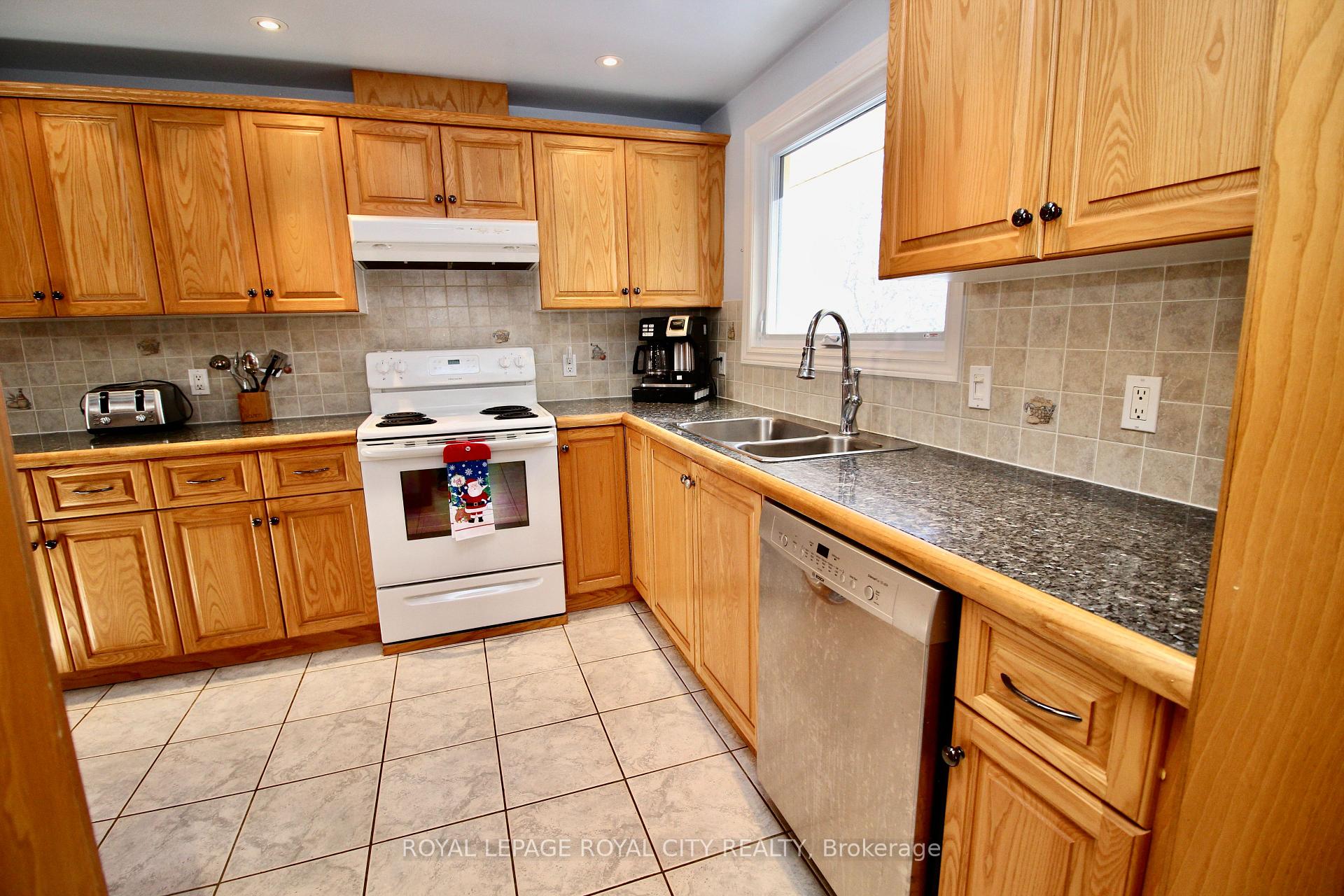 Photo 13 of 40 Kelly Drive, Kitchener — HOMEH