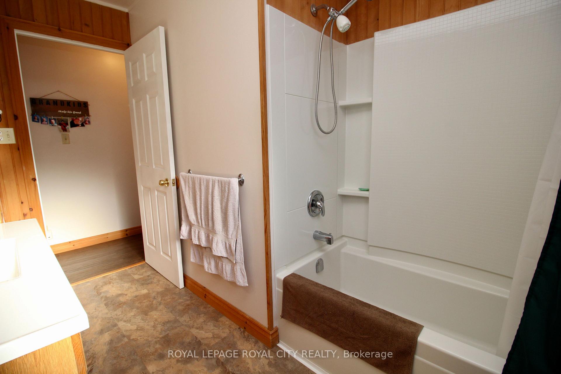Photo 16 of 40 Kelly Drive, Kitchener — HOMEH