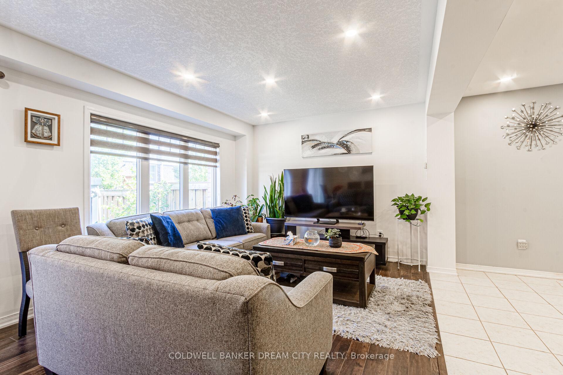 Photo 12 of 250 Apple Hill Crescent, Kitchener — HOMEH