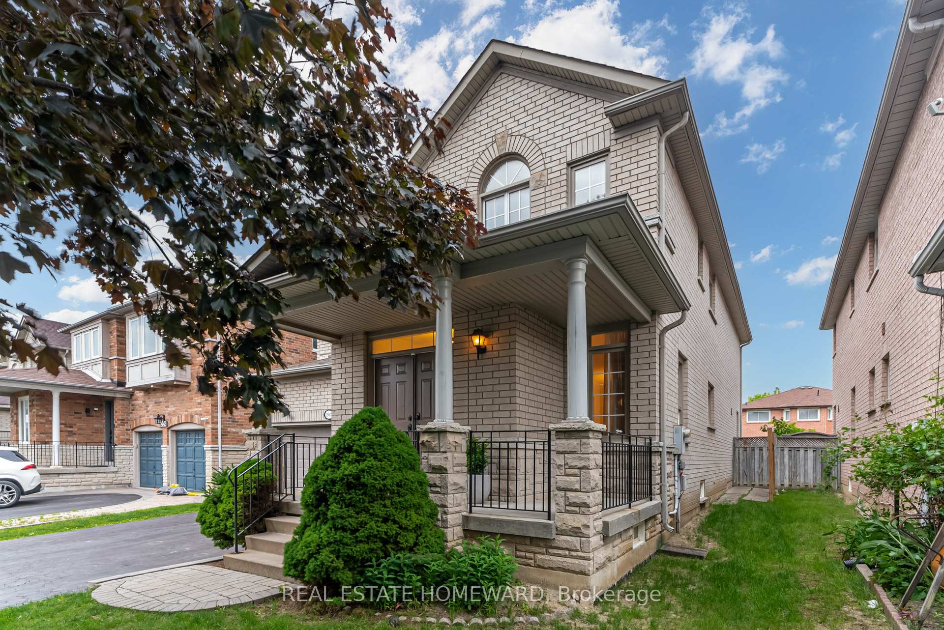 Photo 3 of 207 Valentina Drive, Markham, Village Green-South Unionville — HOMEH