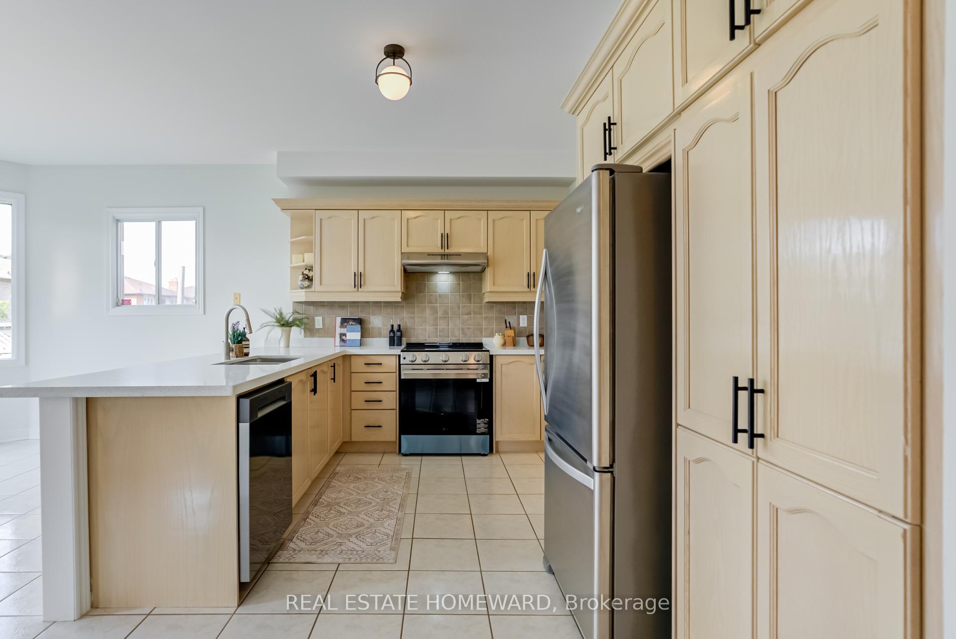 Photo 10 of 207 Valentina Drive, Markham, Village Green-South Unionville — HOMEH