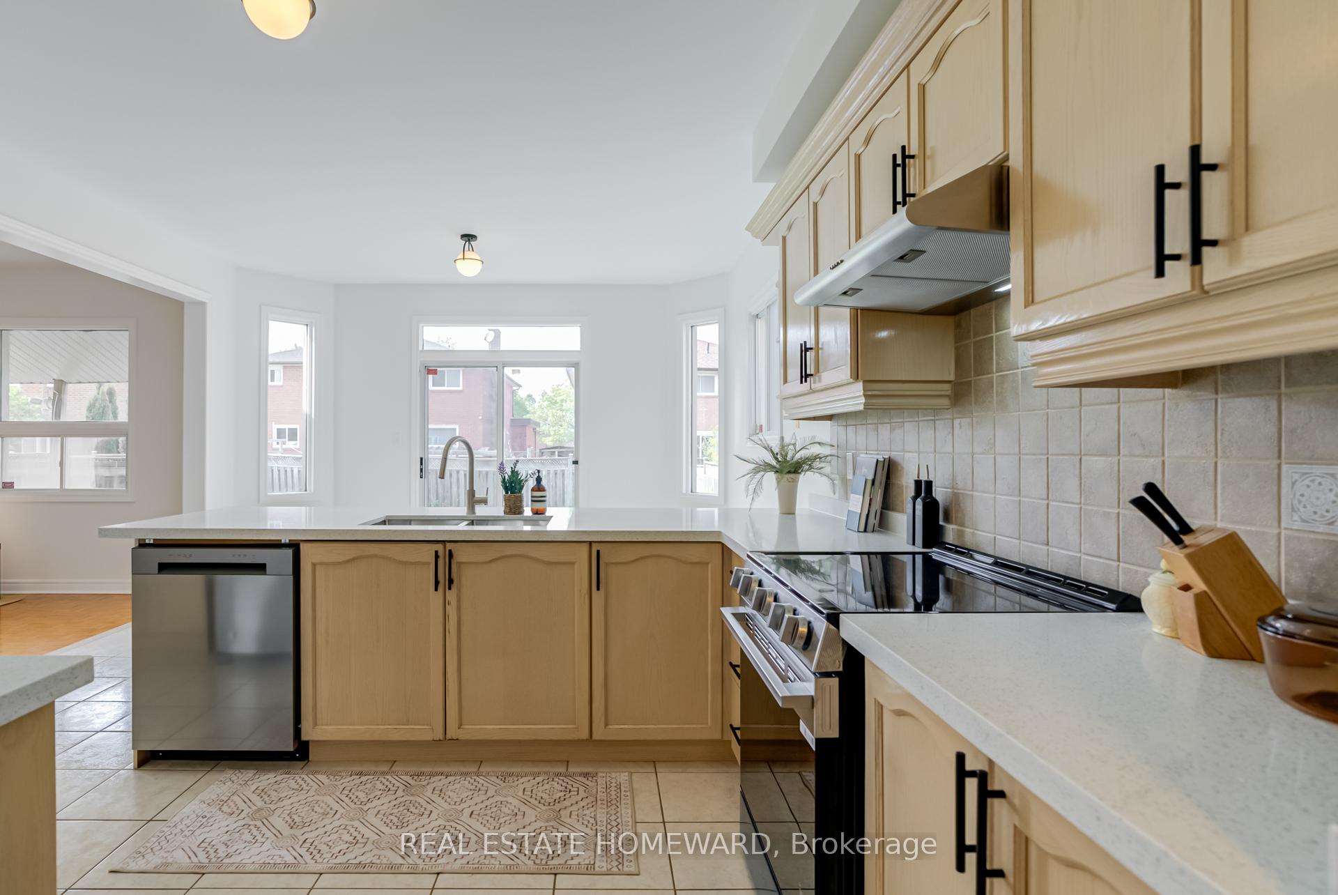 Photo 11 of 207 Valentina Drive, Markham, Village Green-South Unionville — HOMEH