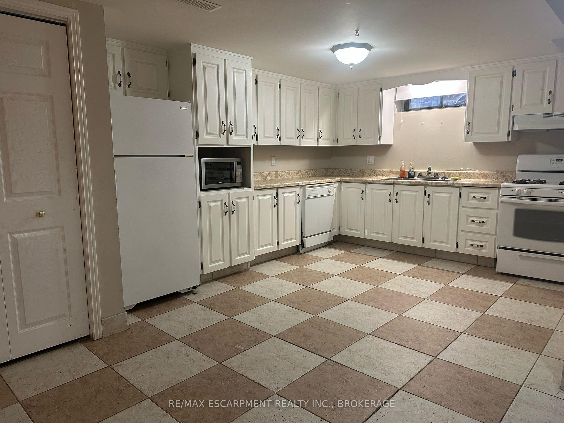 Photo 4 of Unit Lower, 6 Winthrop Place, Hamilton, Stoney Creek — HOMEH