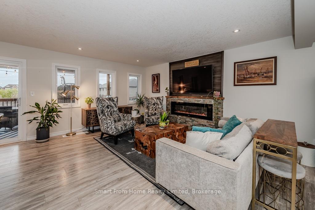 Photo 10 of 87 Hollybrook Trail, Kitchener — HOMEH