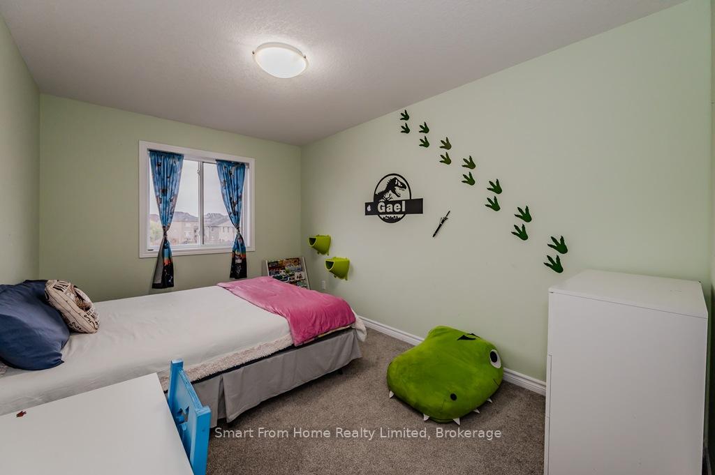 Photo 20 of 87 Hollybrook Trail, Kitchener — HOMEH