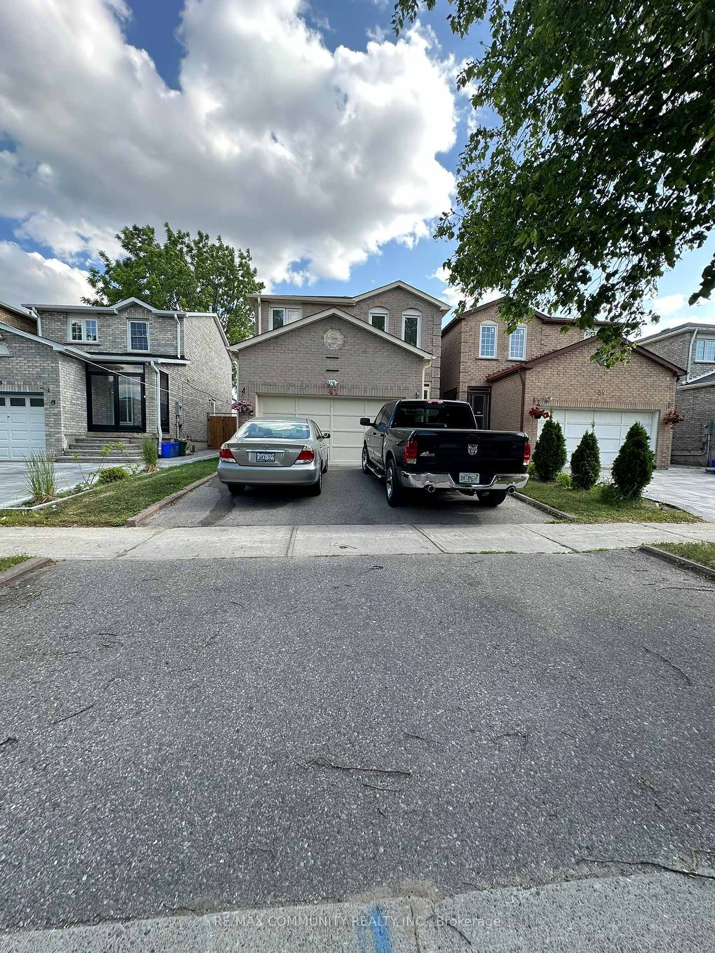 Photo 1 of 41 Chloe Crescent, Markham, Middlefield — HOMEH