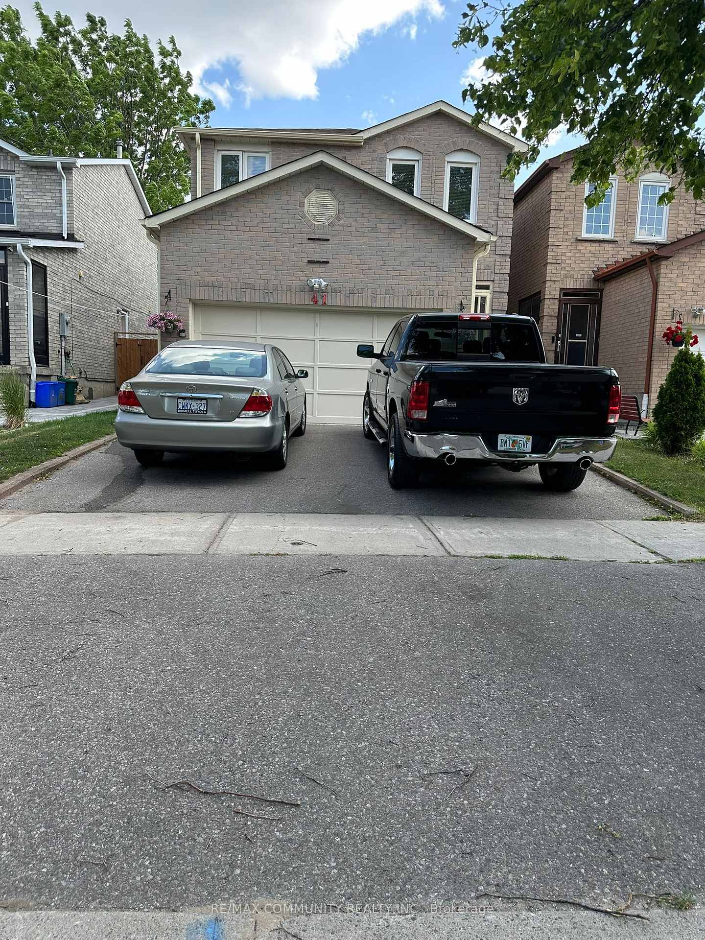 Photo 2 of 41 Chloe Crescent, Markham, Middlefield — HOMEH