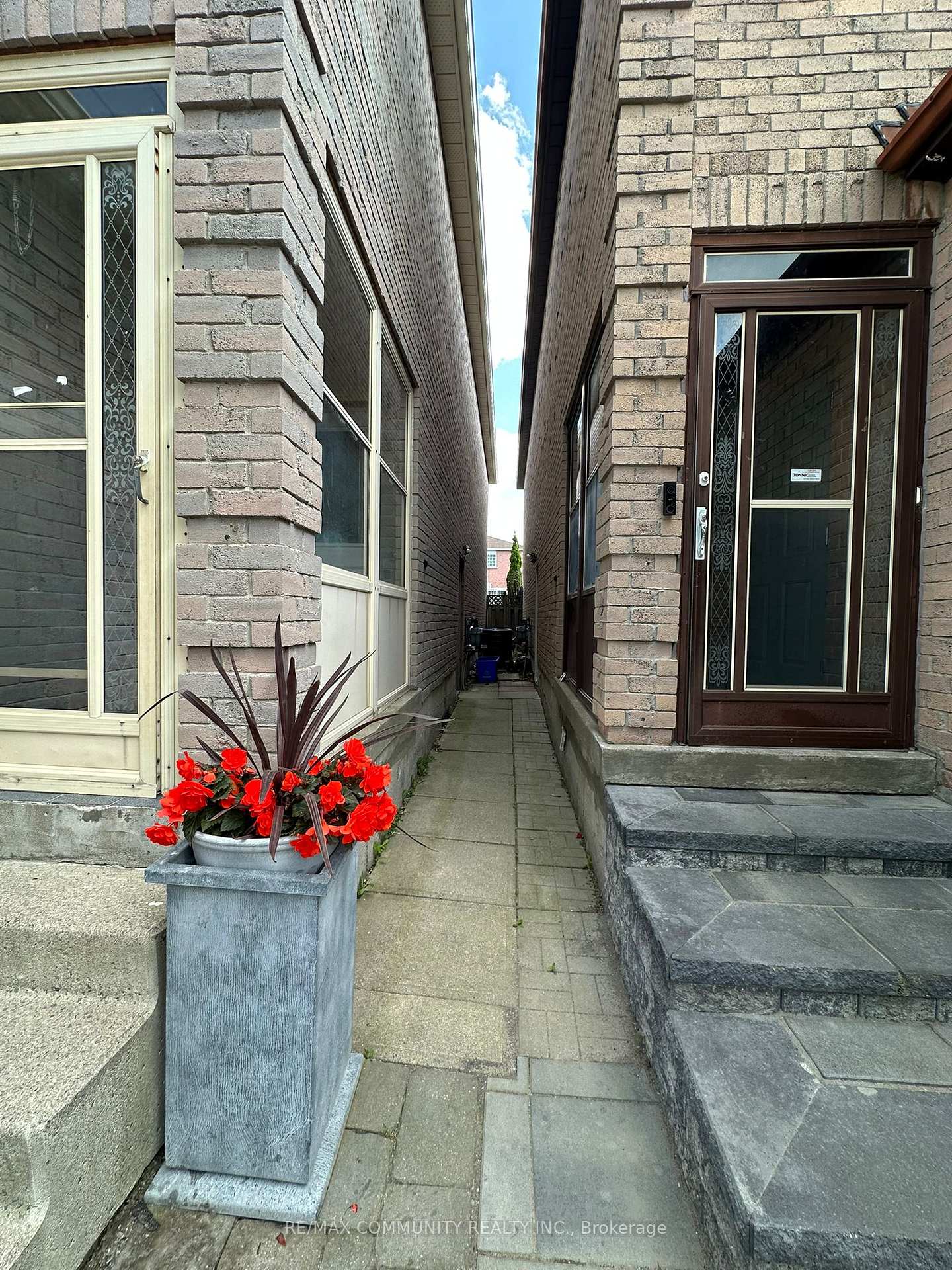 Photo 3 of 41 Chloe Crescent, Markham, Middlefield — HOMEH