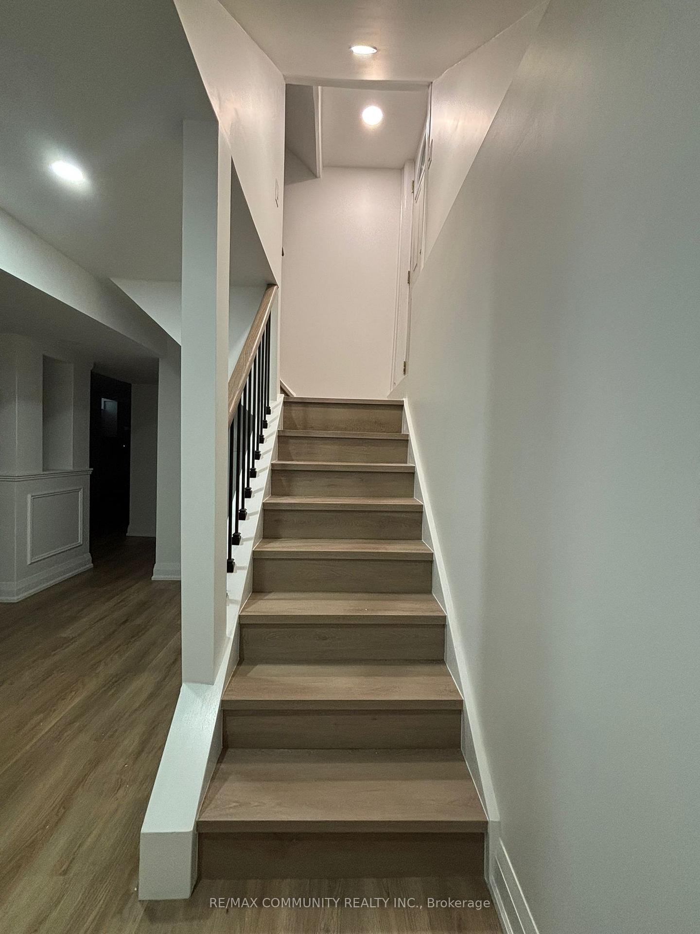 Photo 5 of 41 Chloe Crescent, Markham, Middlefield — HOMEH