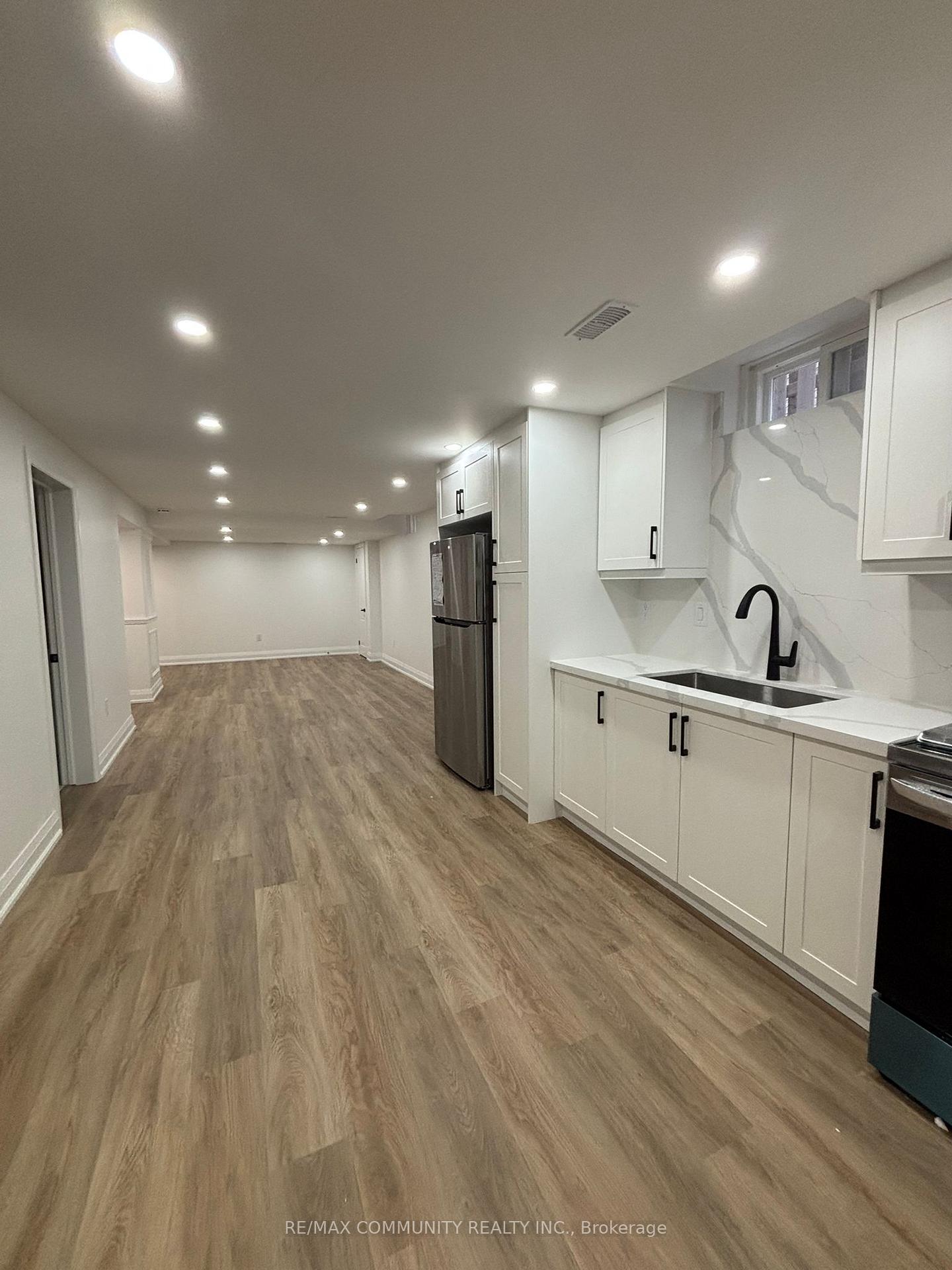 Photo 6 of 41 Chloe Crescent, Markham, Middlefield — HOMEH
