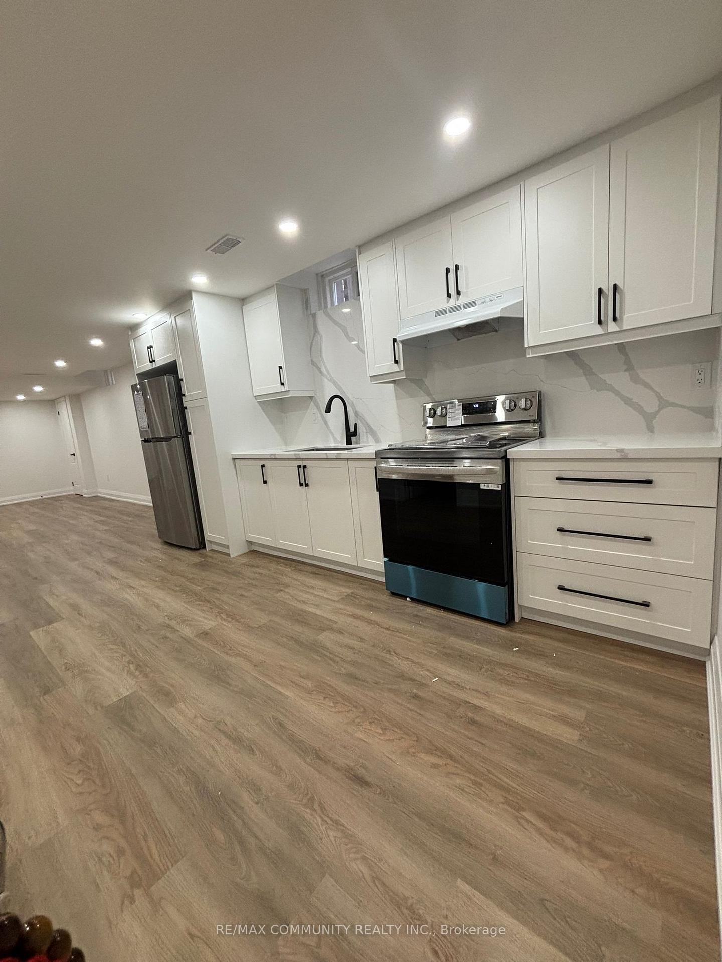 Photo 7 of 41 Chloe Crescent, Markham, Middlefield — HOMEH