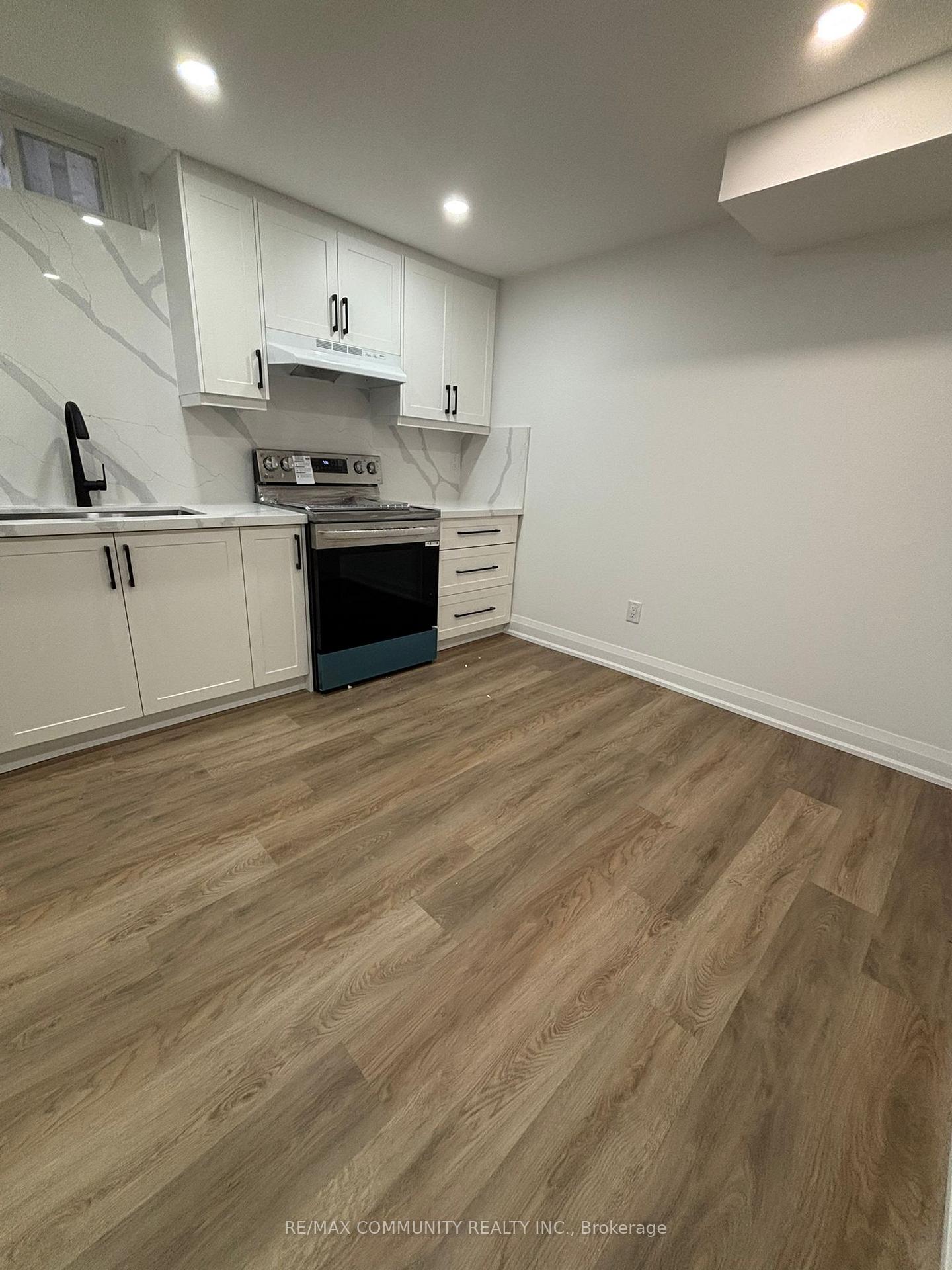 Photo 8 of 41 Chloe Crescent, Markham, Middlefield — HOMEH