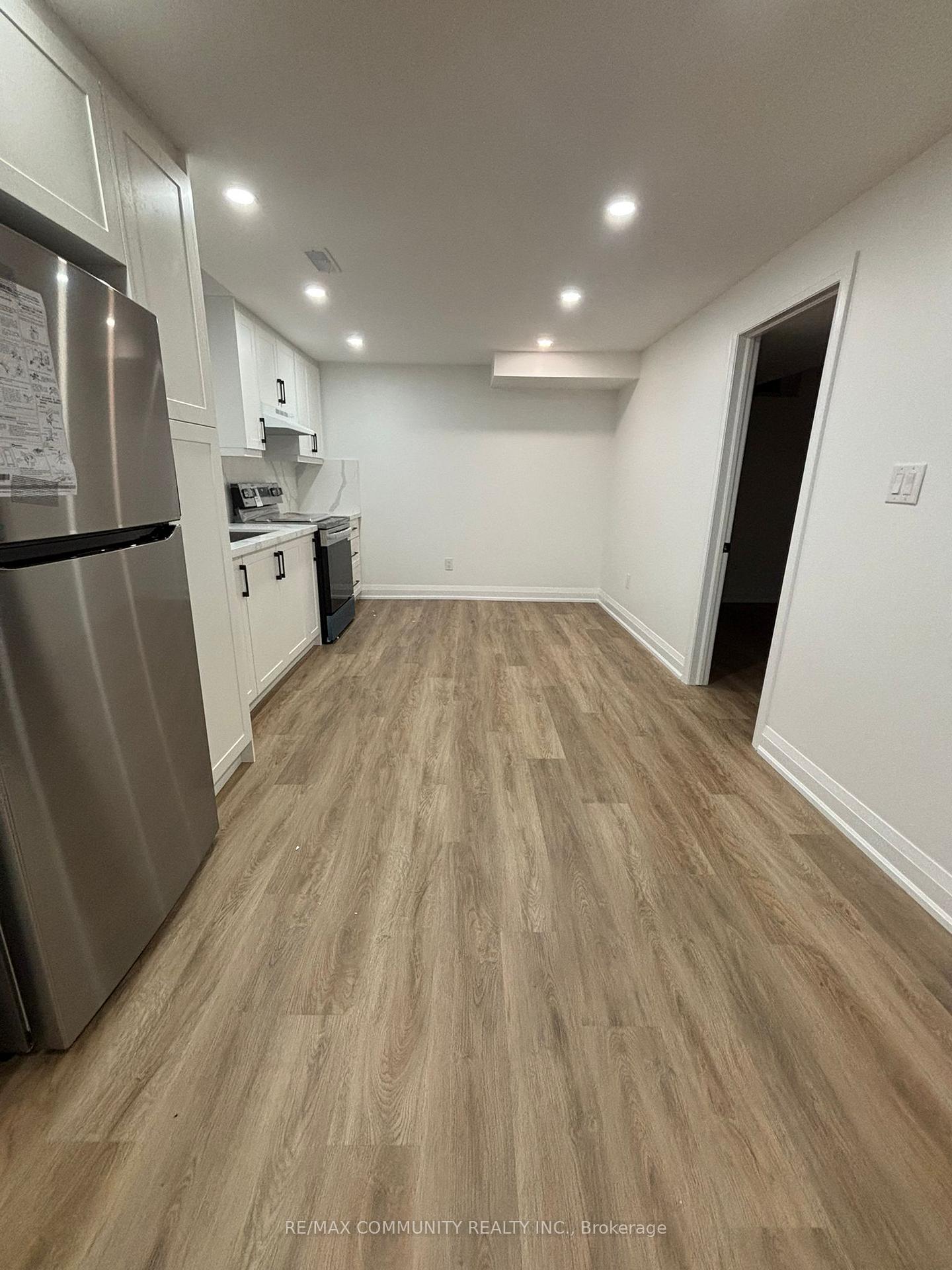 Photo 9 of 41 Chloe Crescent, Markham, Middlefield — HOMEH
