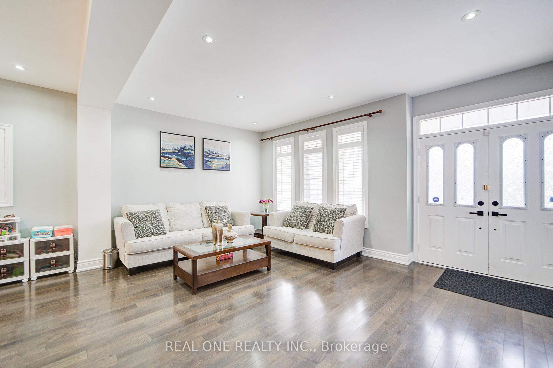 Photo 3 of 18 Sunburst Crescent, Markham, Greensborough — HOMEH