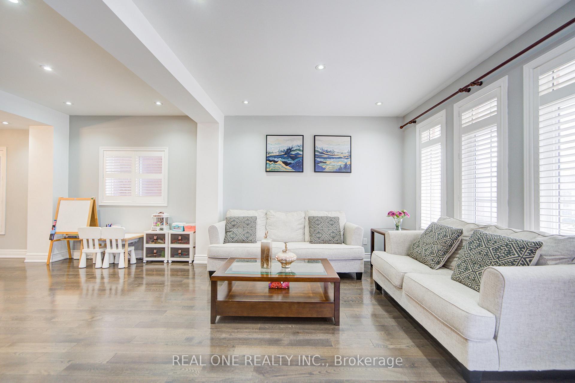 Photo 4 of 18 Sunburst Crescent, Markham, Greensborough — HOMEH