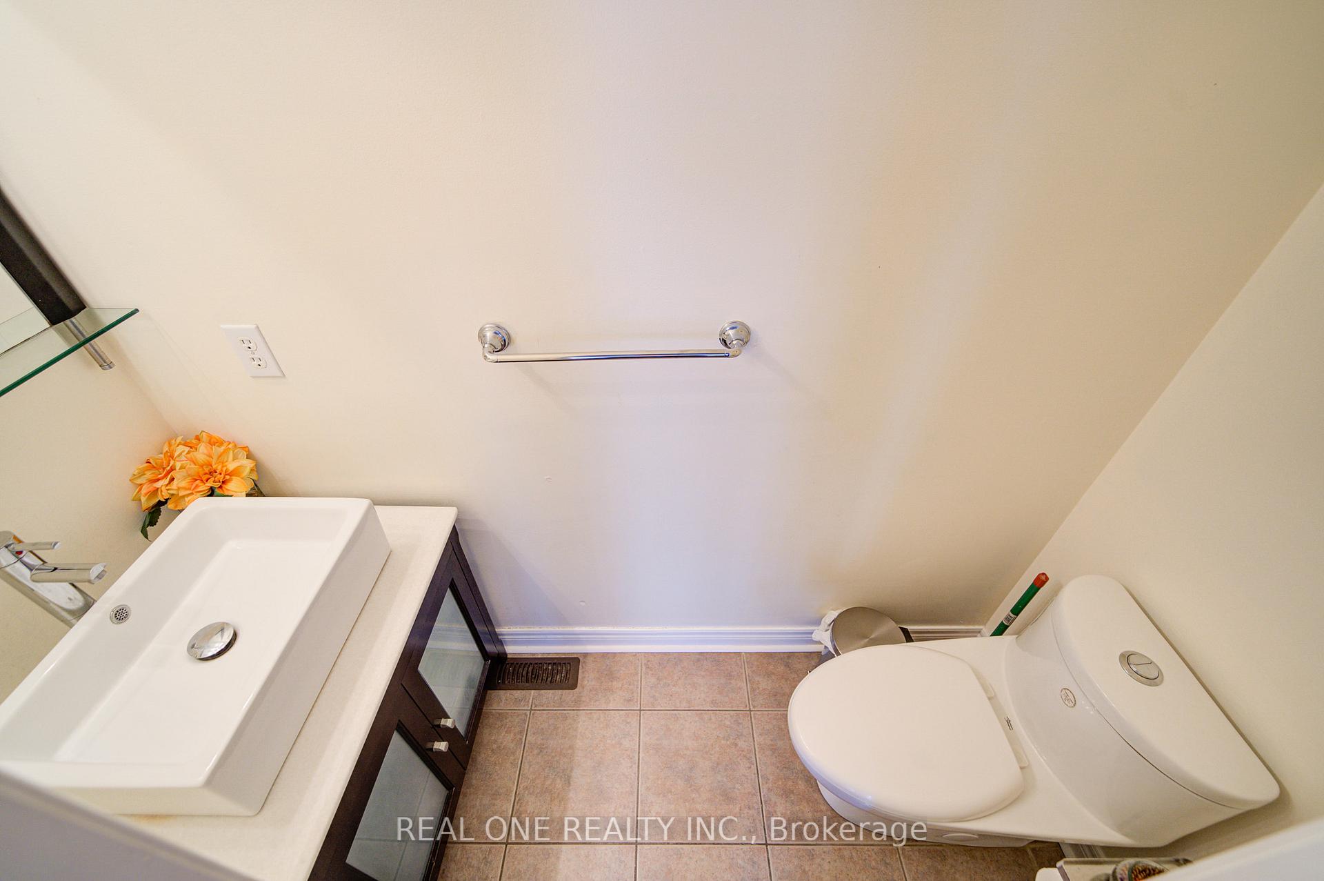 Photo 11 of 18 Sunburst Crescent, Markham, Greensborough — HOMEH