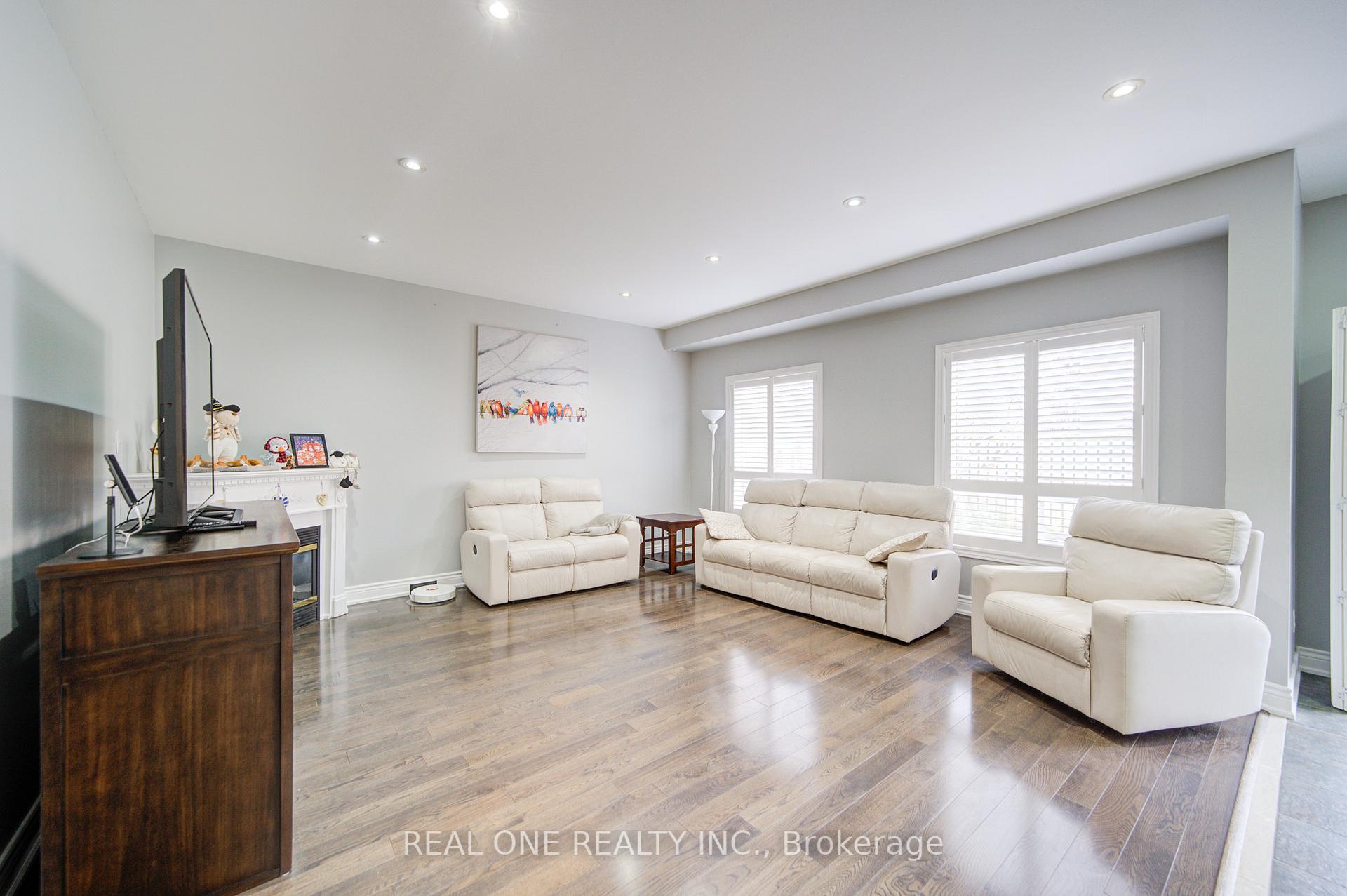 Photo 12 of 18 Sunburst Crescent, Markham, Greensborough — HOMEH