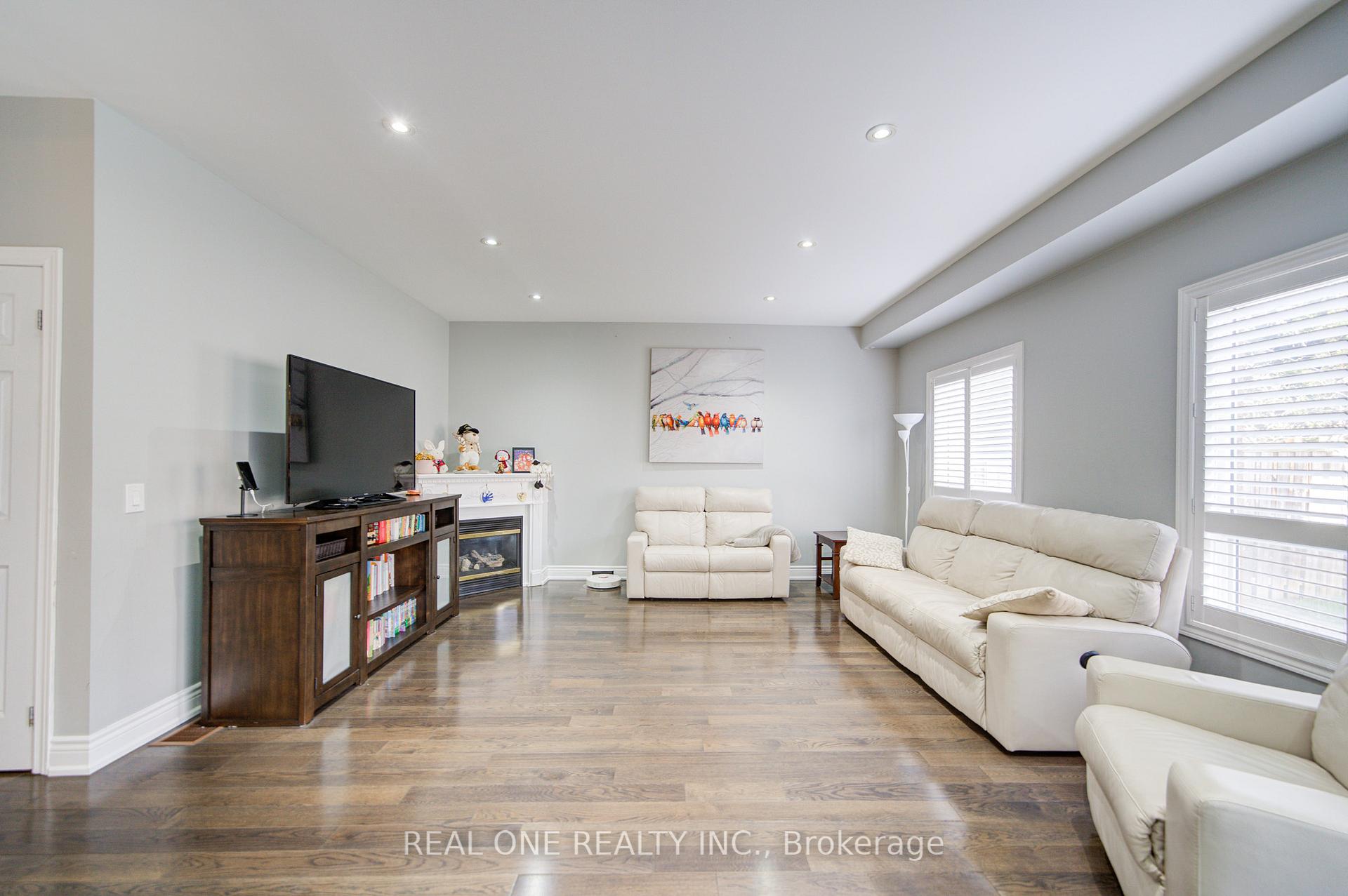 Photo 13 of 18 Sunburst Crescent, Markham, Greensborough — HOMEH