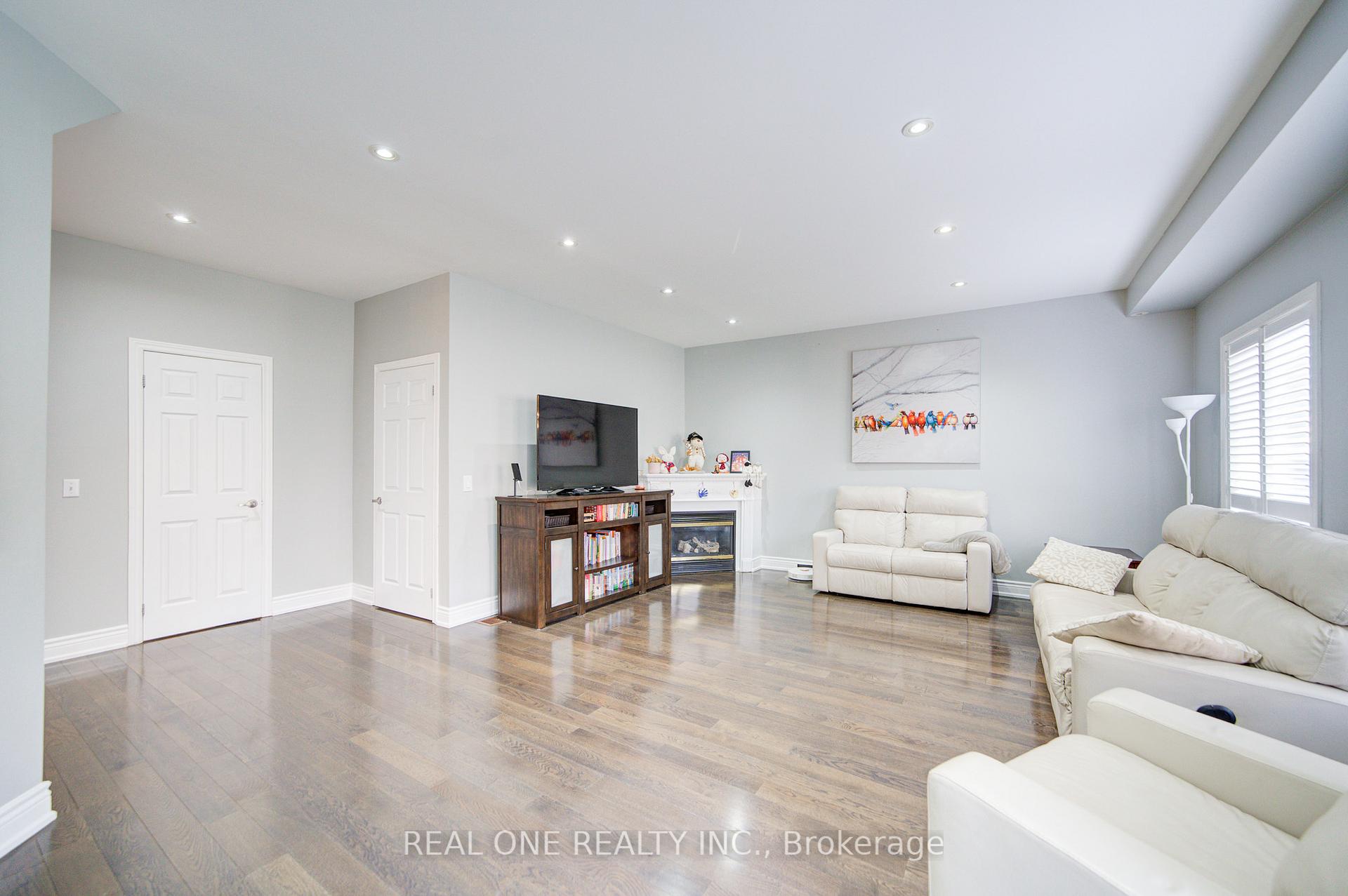 Photo 14 of 18 Sunburst Crescent, Markham, Greensborough — HOMEH