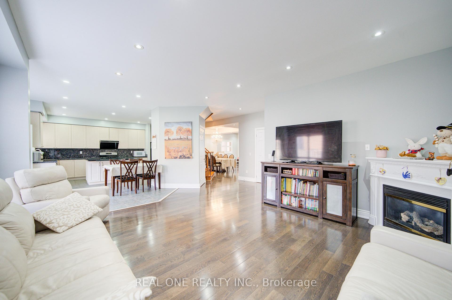 Photo 16 of 18 Sunburst Crescent, Markham, Greensborough — HOMEH