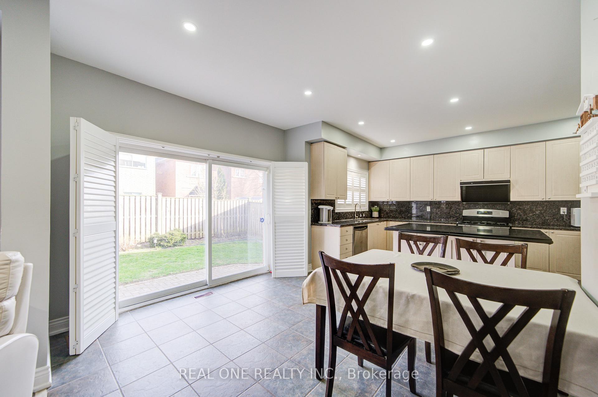 Photo 17 of 18 Sunburst Crescent, Markham, Greensborough — HOMEH