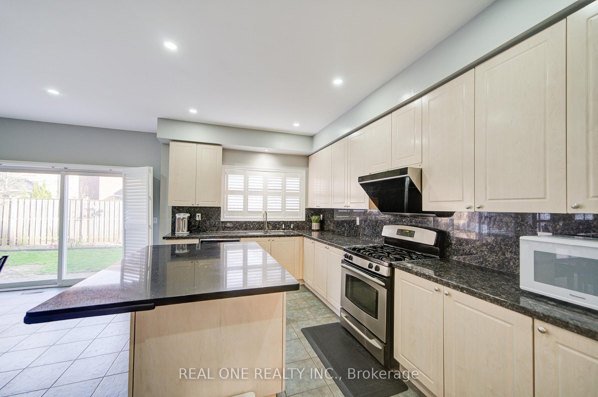 Photo 21 of 18 Sunburst Crescent, Markham, Greensborough — HOMEH