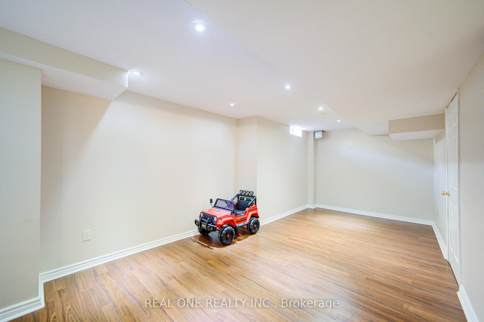 Photo 36 of 18 Sunburst Crescent, Markham, Greensborough — HOMEH