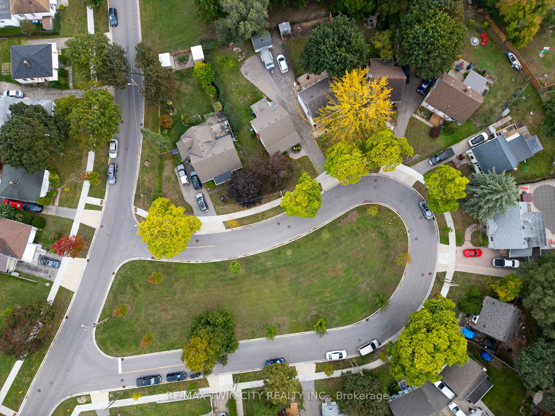 Photo 2 of 57 Norfolk Crescent, Kitchener — HOMEH