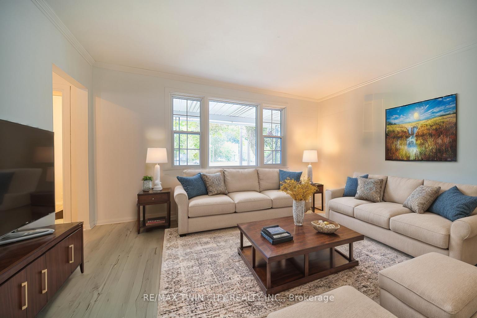 Photo 3 of 57 Norfolk Crescent, Kitchener — HOMEH