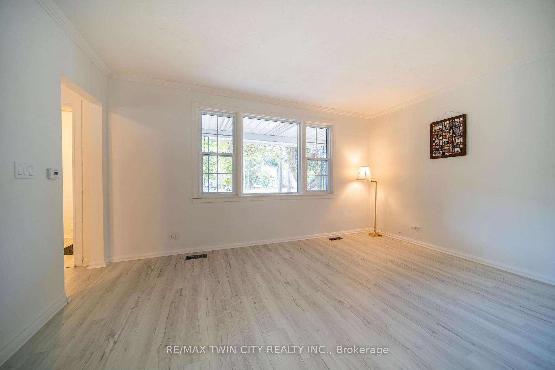 Photo 4 of 57 Norfolk Crescent, Kitchener — HOMEH
