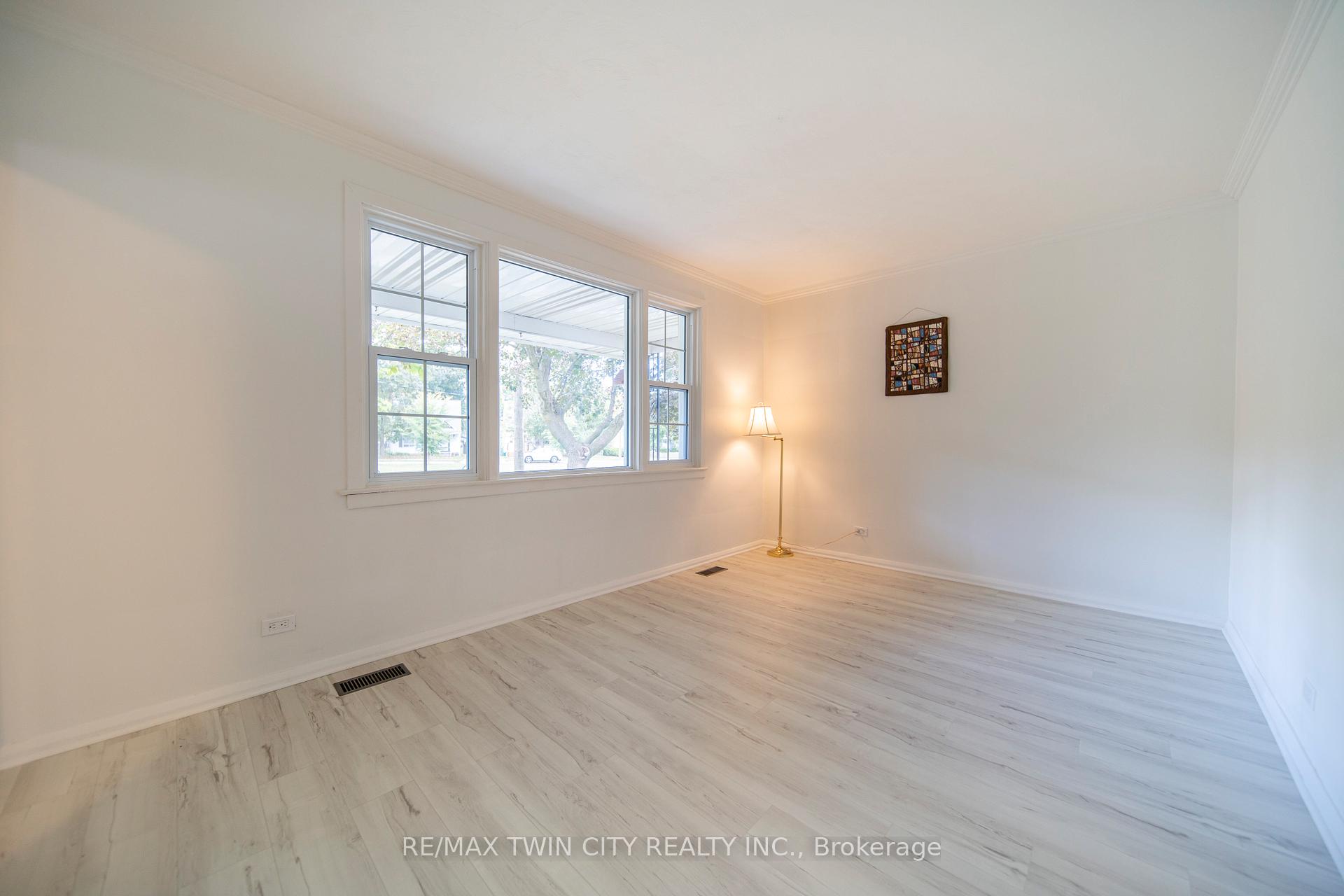 Photo 9 of 57 Norfolk Crescent, Kitchener — HOMEH