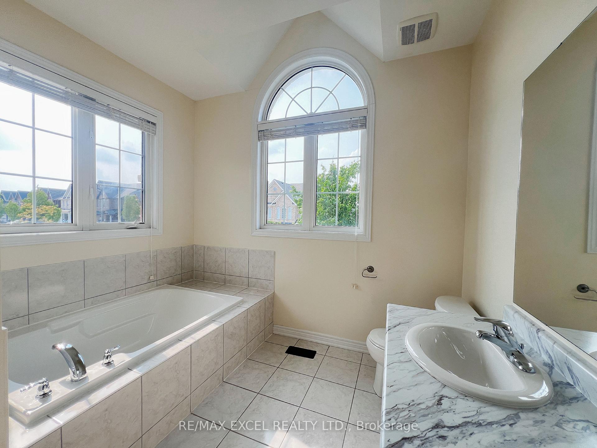 Photo 12 of 76 Brock Avenue, Markham, Berczy — HOMEH