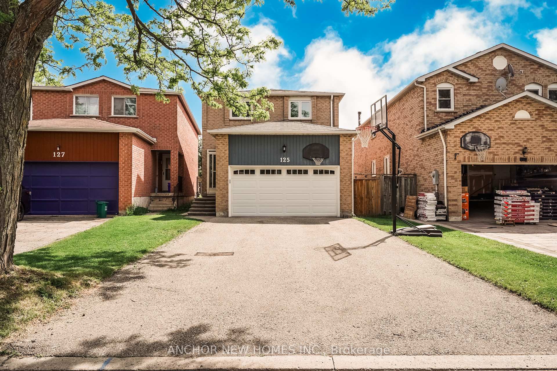 Front of 125 Laguna Crescent