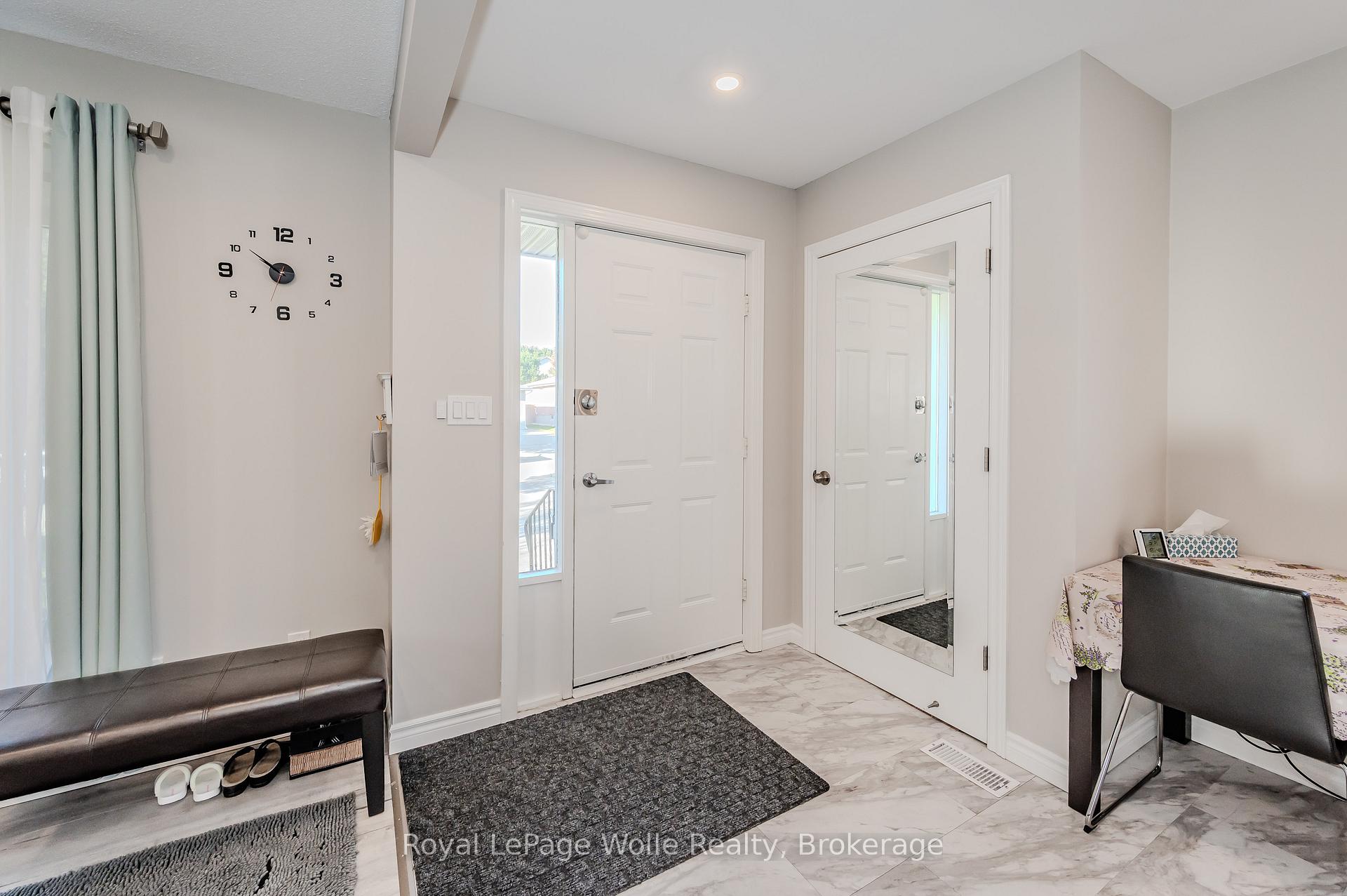 Photo 4 of 48 Summerhill Crescent, Kitchener — HOMEH