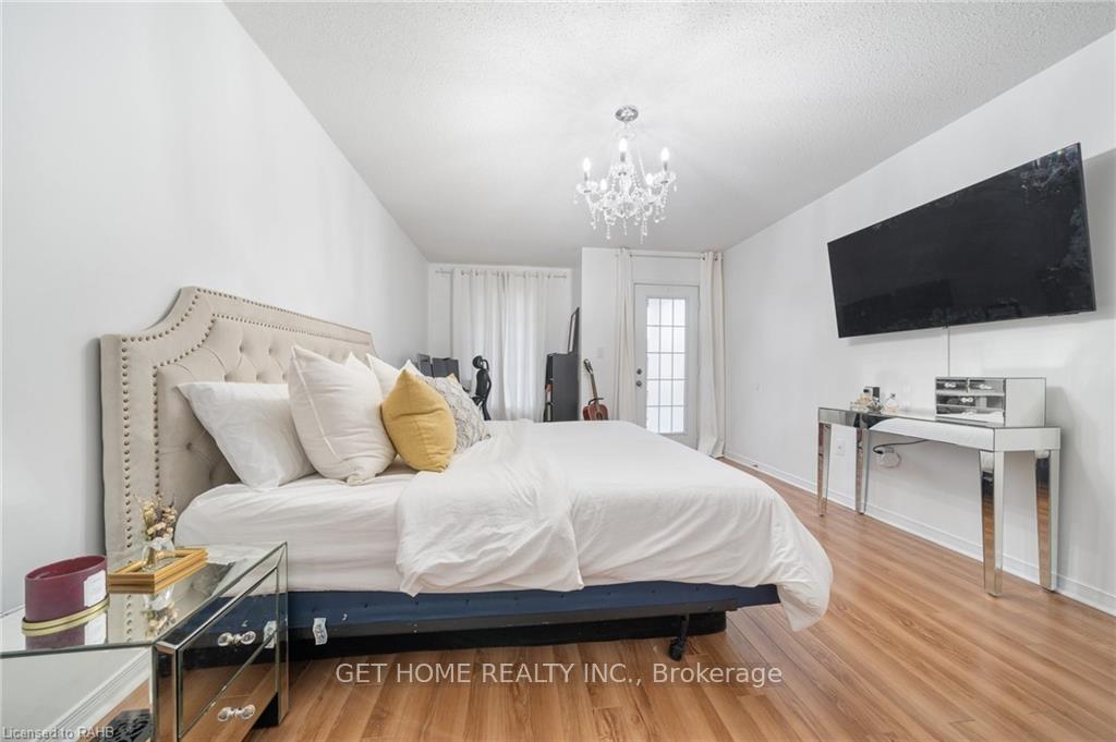 Photo 11 of Unit Main, 28 Panorama Way, Hamilton, Winona Park — HOMEH