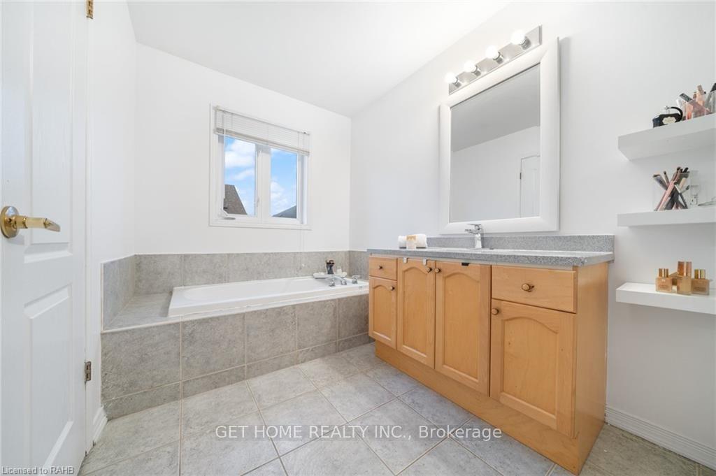 Photo 18 of Unit Main, 28 Panorama Way, Hamilton, Winona Park — HOMEH