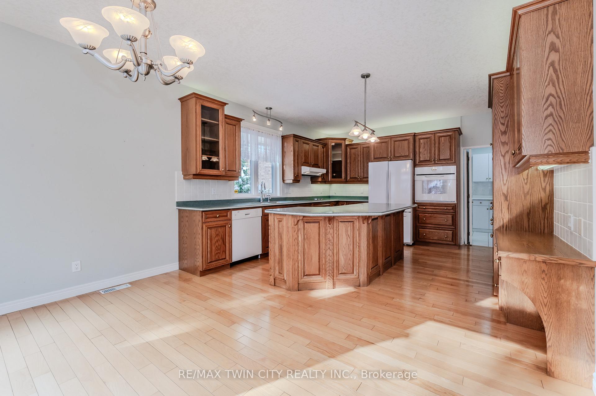 Photo 10 of 63 Templeton Drive, Kitchener — HOMEH