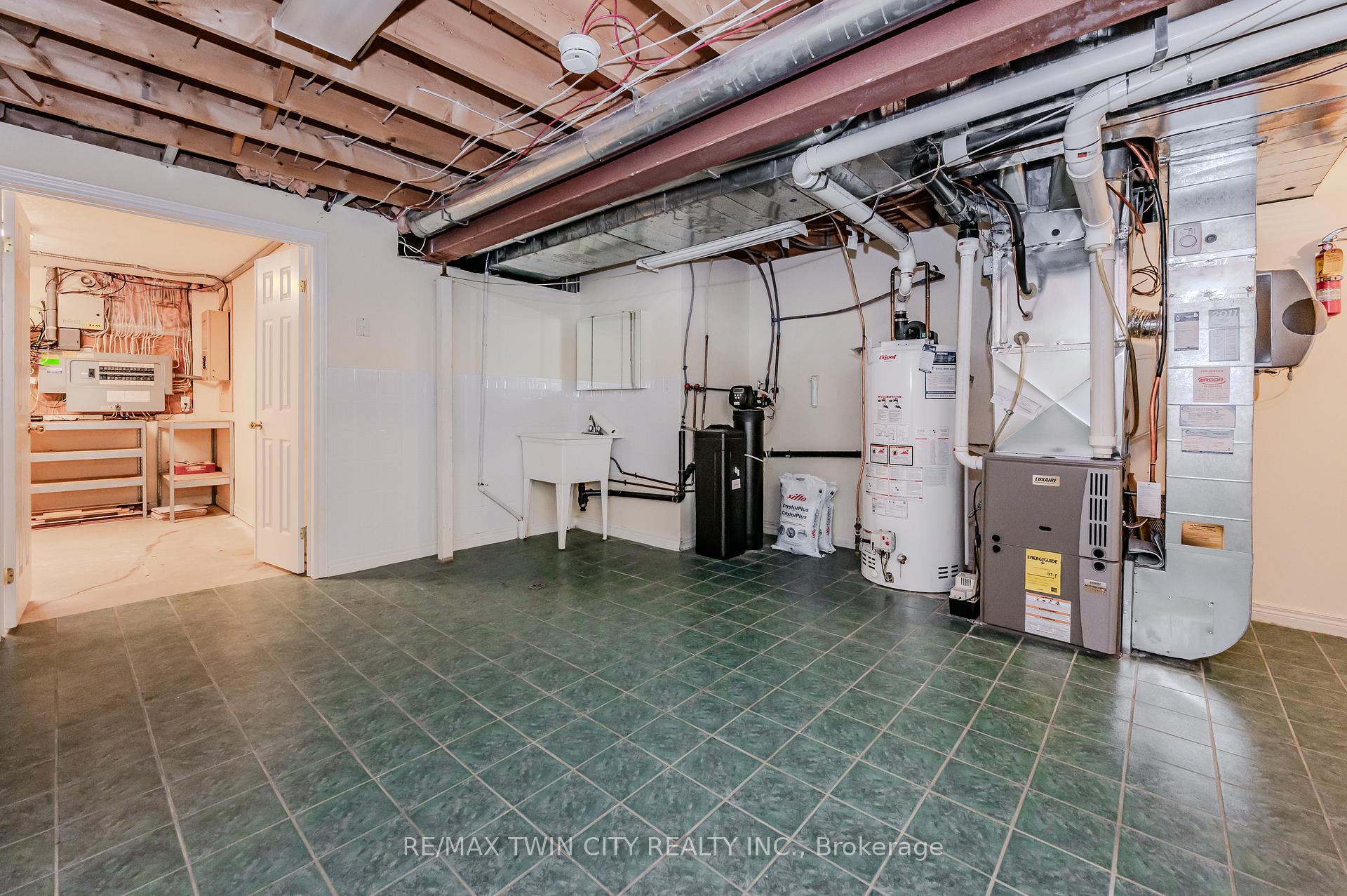 Photo 33 of 63 Templeton Drive, Kitchener — HOMEH