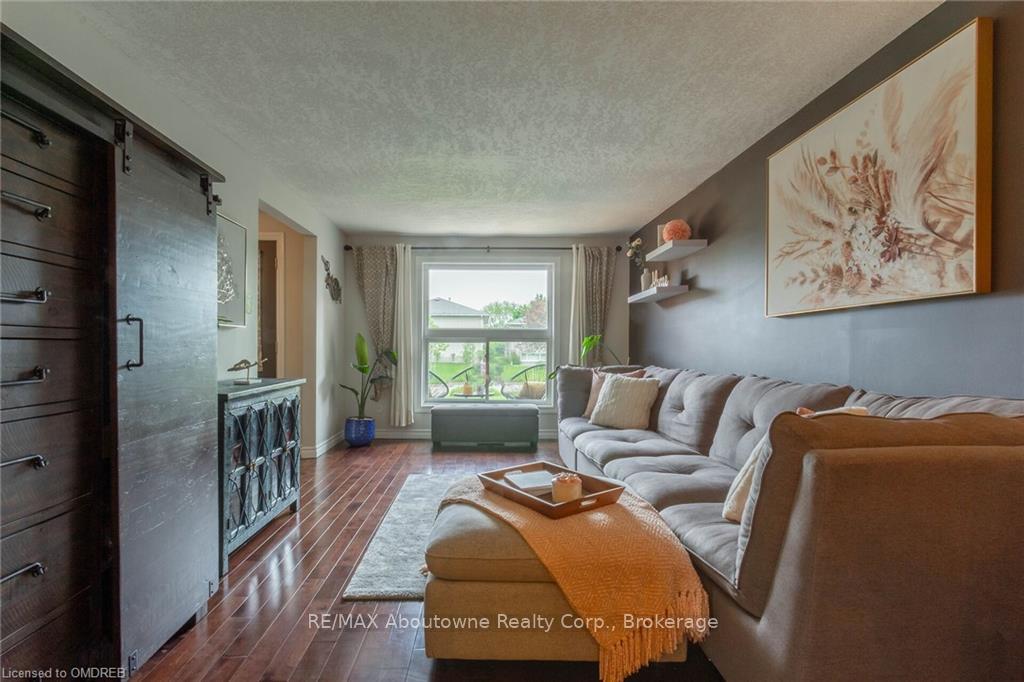 Photo 4 of 96 Montana Crescent, Kitchener, Forest Heights — HOMEH